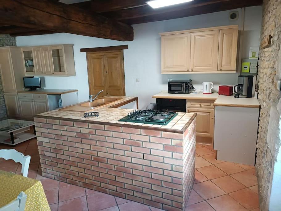 Charmante Maison En Pierres Sainte-Radégonde-des-Noyers Extérieur photo
