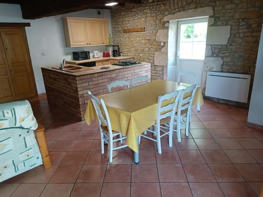 Charmante Maison En Pierres Sainte-Radégonde-des-Noyers Extérieur photo